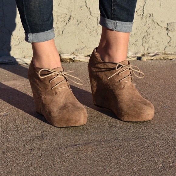 ❌SOLD❌ Tan Suede Tie Up Charlotte Russe Wedges - Picture 2 of 16
